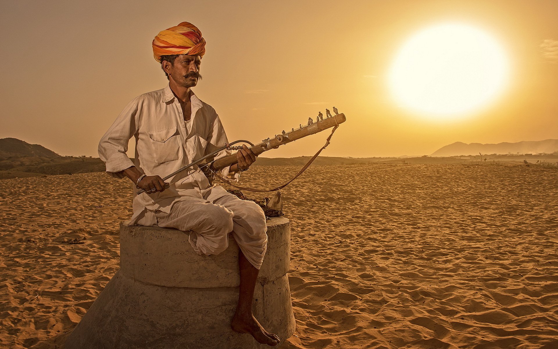 hombre instrumento música india