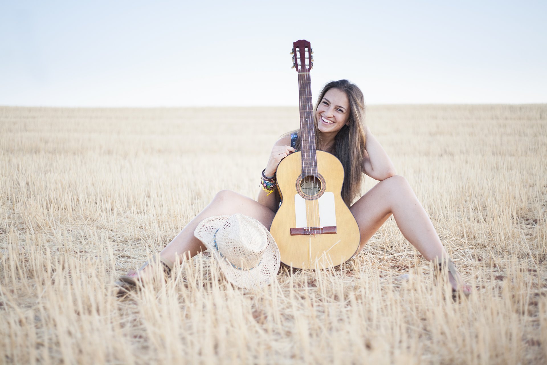 ragazza chitarra campo musica sorriso umore