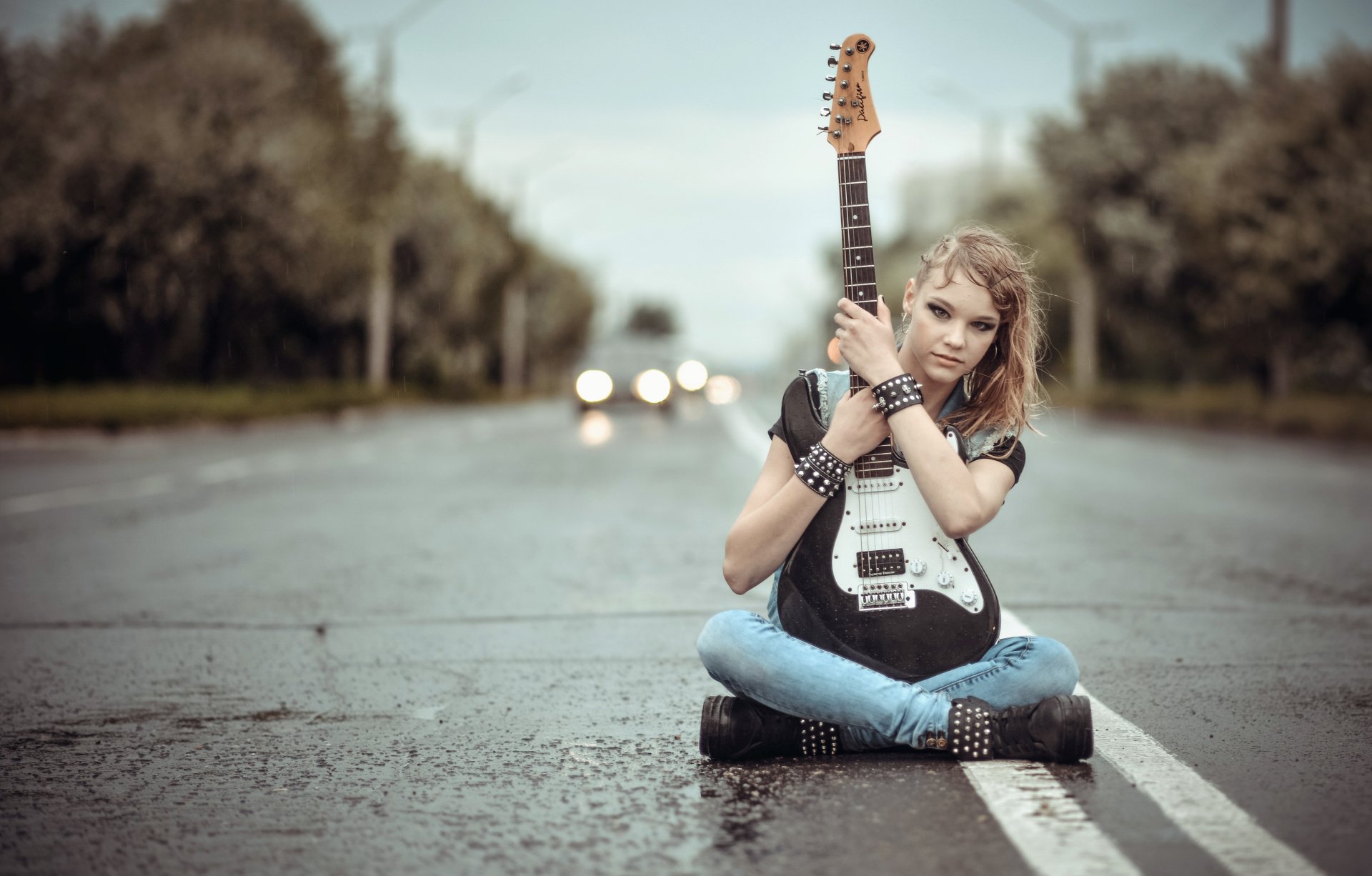 chica camino guitarra música