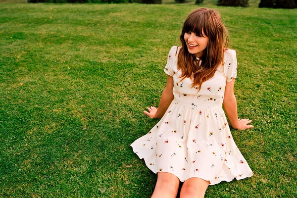 Servizio Fotografico di Gabrielle Aplin all Aperto in estate