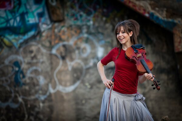 Lindsey Stirling mit einer Geige in der Hand