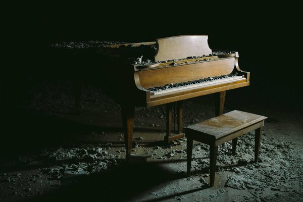 Un piano antiguo en una casa vacía