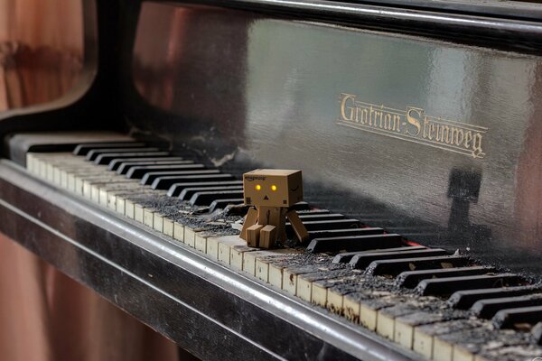 Piano viejo con un juguete en él