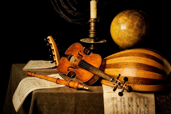 Natura morta musicale: su di esso violino, spartiti, pipa, globo, candela