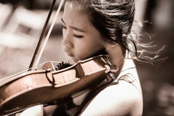 Giovane ragazza che suona il violino