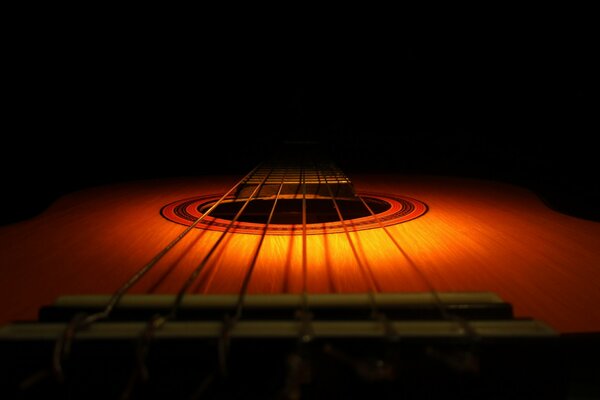 Chitarra acustica sotto la luce