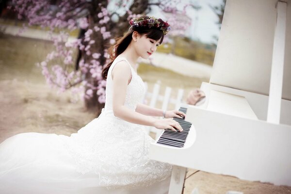 Fille asiatique joue de la musique sur le piano