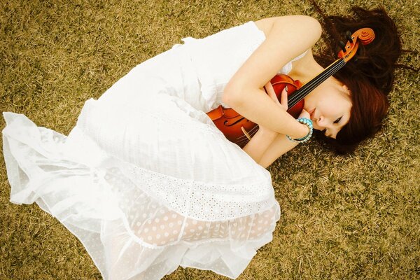 Asian girl, violin music