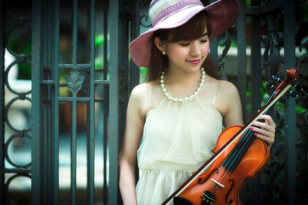 Jeune fille clôture musique violon