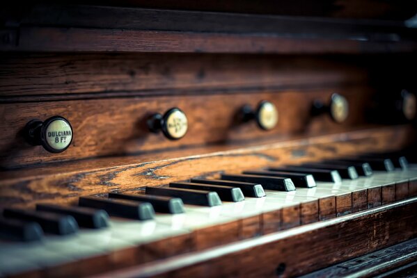 Schöne Kirchenorgel mit Tasten