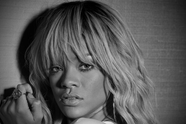 Visage en noir et blanc de la chanteuse rihanna