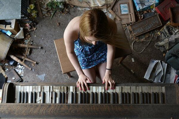 Chica tocando el piano