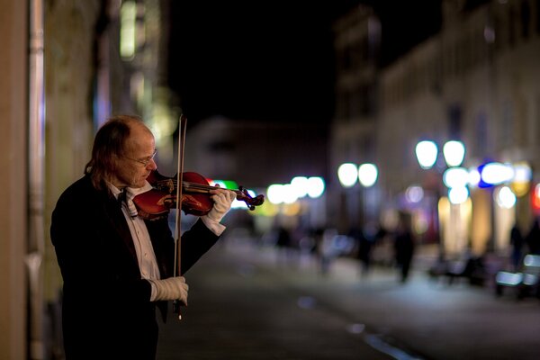 Violoniste dans la rue la nuit