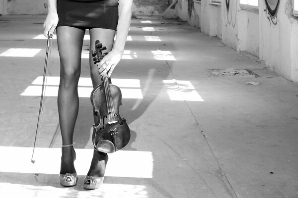 A girl with a violin in black and white