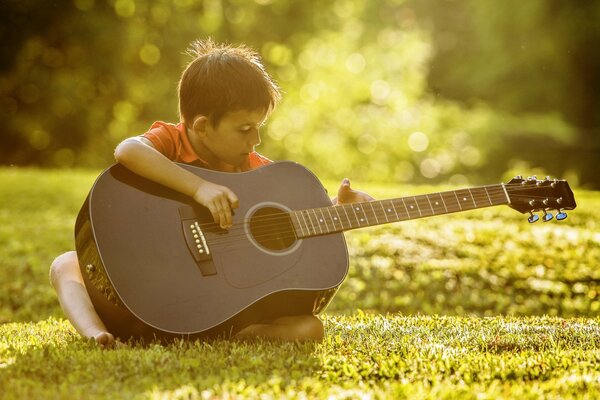 Chłopiec gra na gitarze