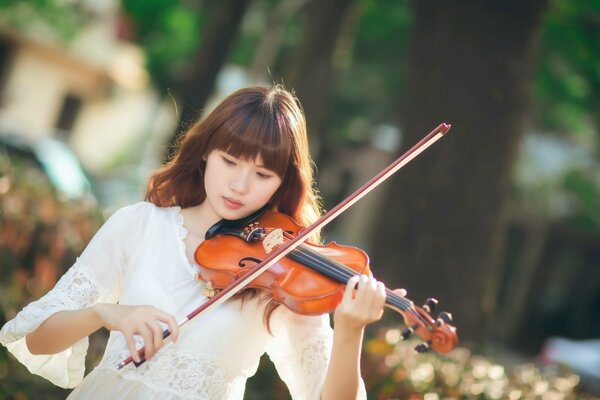 Fille en blanc joue du violon