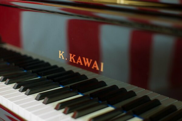 Piano en bois avec clavier ouvert