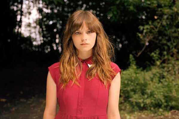 Gabrielle Aplin en robe rouge