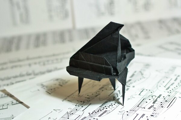 Ein Klavier aus Papier. Origami. Noten