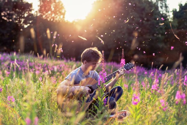 Guy joue de la guitare en été