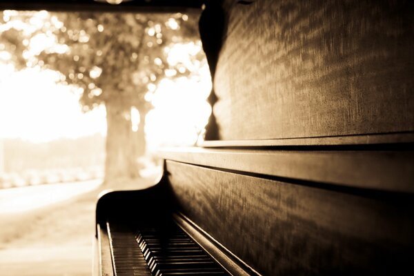 Pianoforte su sfondo sfocato. seppia