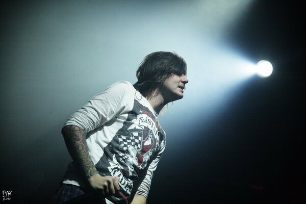 Photo de l artiste sur scène. Chanteur à la lumière du soffite