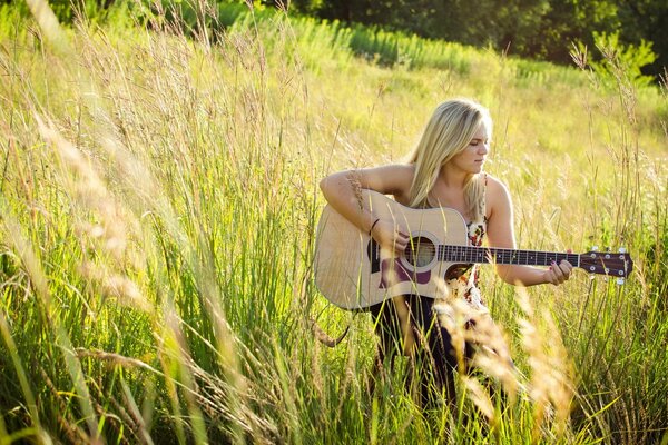 Laura nicholson spielt Gitarre