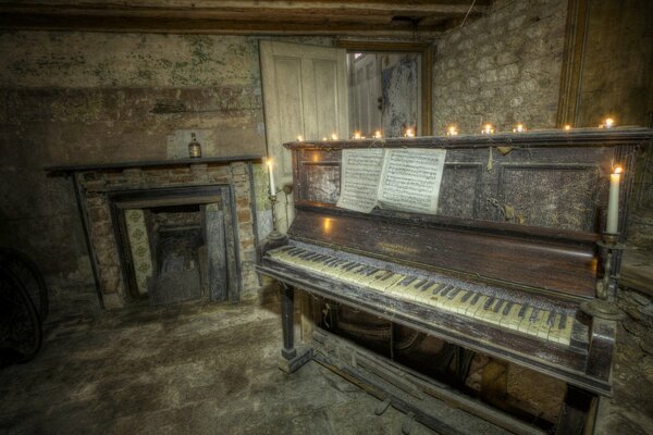 Piano antiguo en la mansión