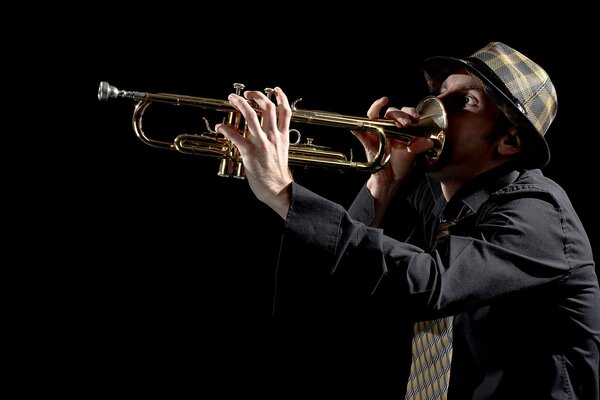 L uomo con il cappello sta scherzando con il tubo