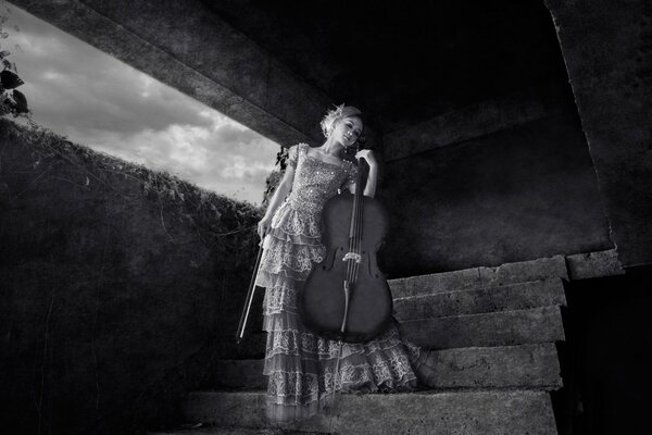 Ein inszeniertes Foto mit einem Cello. Mädchen Modell