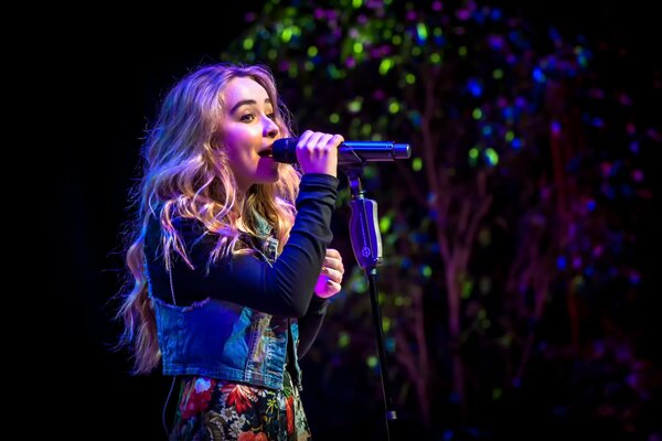 La cantante Sabrina Carpenter conquista el escenario con su canto