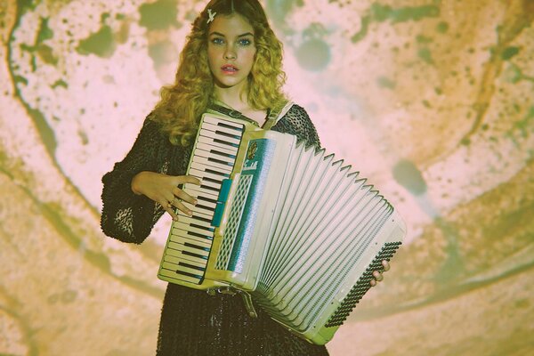 Séance photo de Barbara Palvin avec accordéon