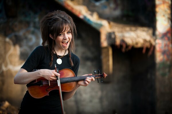 Fille avec violon. Belle coiffure