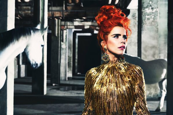 Paloma Faith auf dem Hintergrund von Pferden