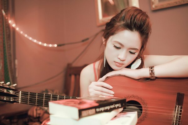 Foto atmosférica de una chica con una guitarra