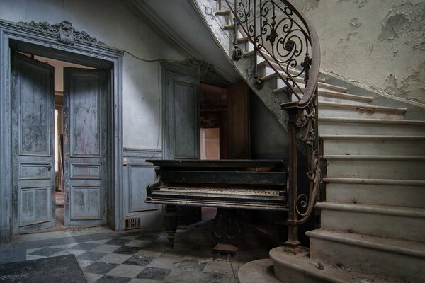 Scala a chiocciola antica e pianoforte