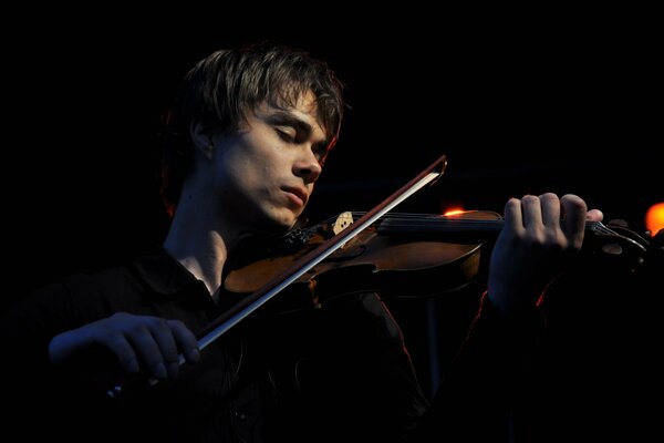 Alexander Rybak toca el violín