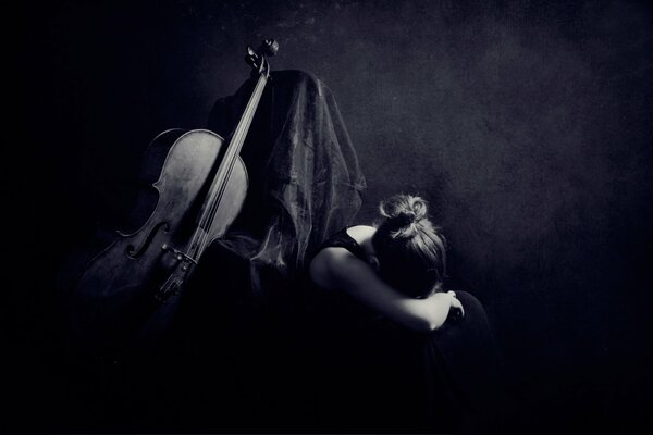 Fille au violoncelle dans les tons sombres