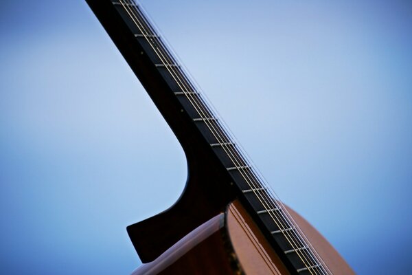 Diapasón de guitarra sobre fondo azul