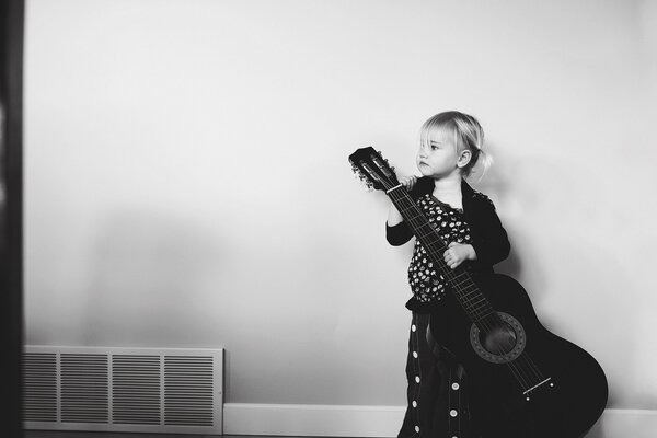 Bambina con chitarra nera