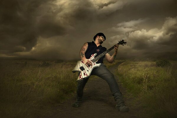 Musicista rock con chitarra su uno sfondo di nuvole temporalesche