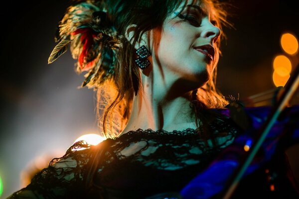 Lindsey Stirling con un violino alla luce