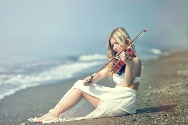 La violinista Keri Ruth Garcia suona, in riva al mare