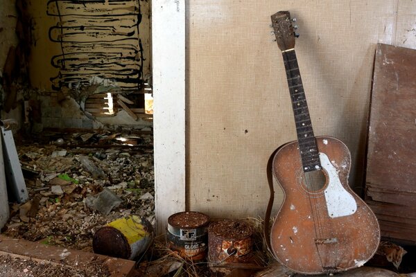 Vieille guitare dans une maison abandonnée