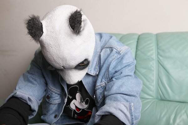 La maschera del panda è vestita sull uomo con il rivestimento del denim