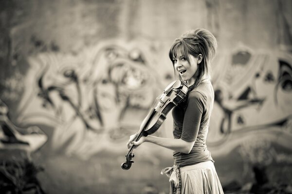 Lindsey stirling mit Geige Schwarz-Weiß-Bild