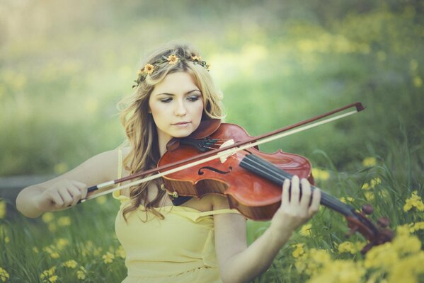 Die geigerin keri ruth garcia spielt im wald