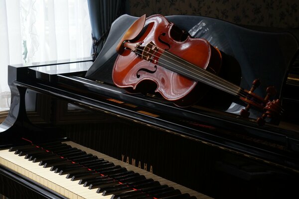 Violon sur piano closeup