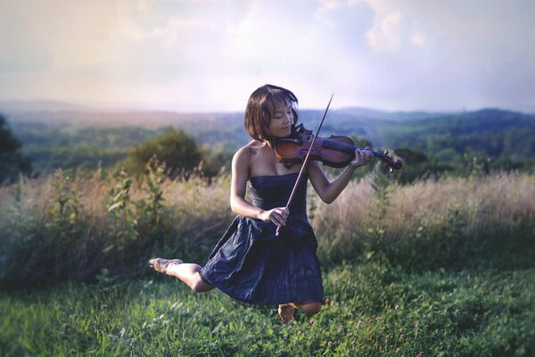 Herbe fille jouant du violon