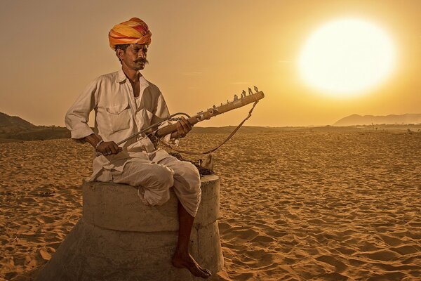 Homme de l Inde tenant un instrument de musique